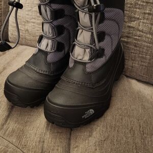 NEW The North Face Black and Gray Snow Boots Size Youth 2 Waterproof Insulated